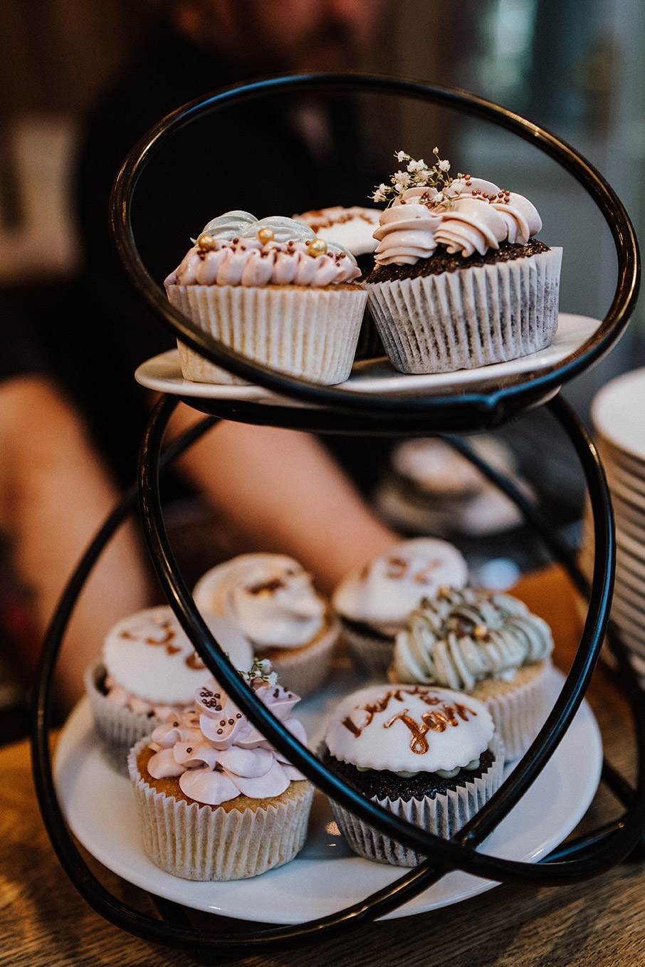 Etageré mit dekorierten Cupcakes bei einer Feier in der Villa Mediterrane in Bielefeld