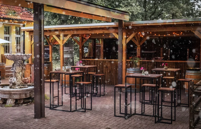 Überdachter Außenbereich mit Hochtischen in der Villa Mediterrane in Bielefeld