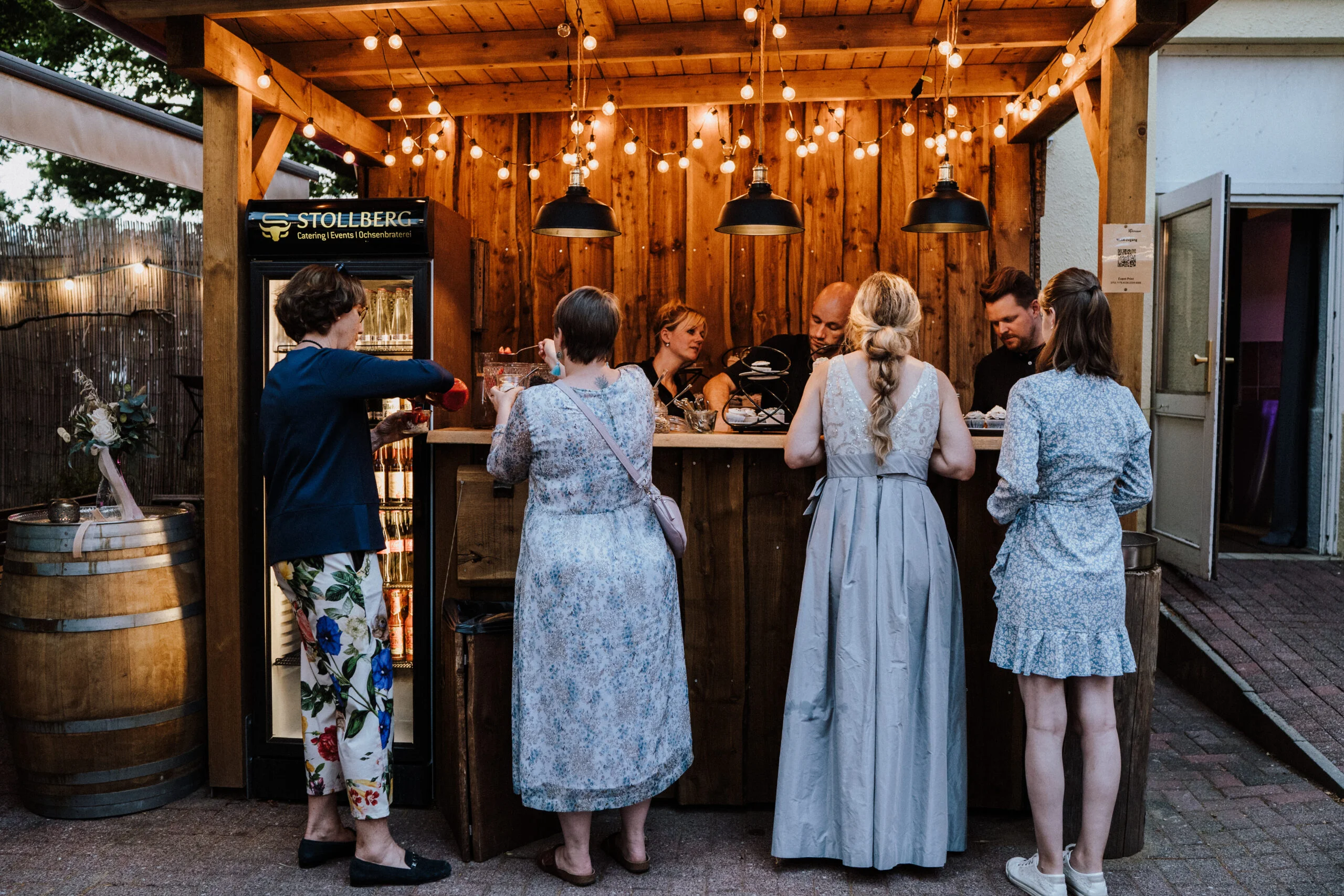 Gäste stehen an der Bar im Außenbereich der Villa Mediterrane in Bielefeld