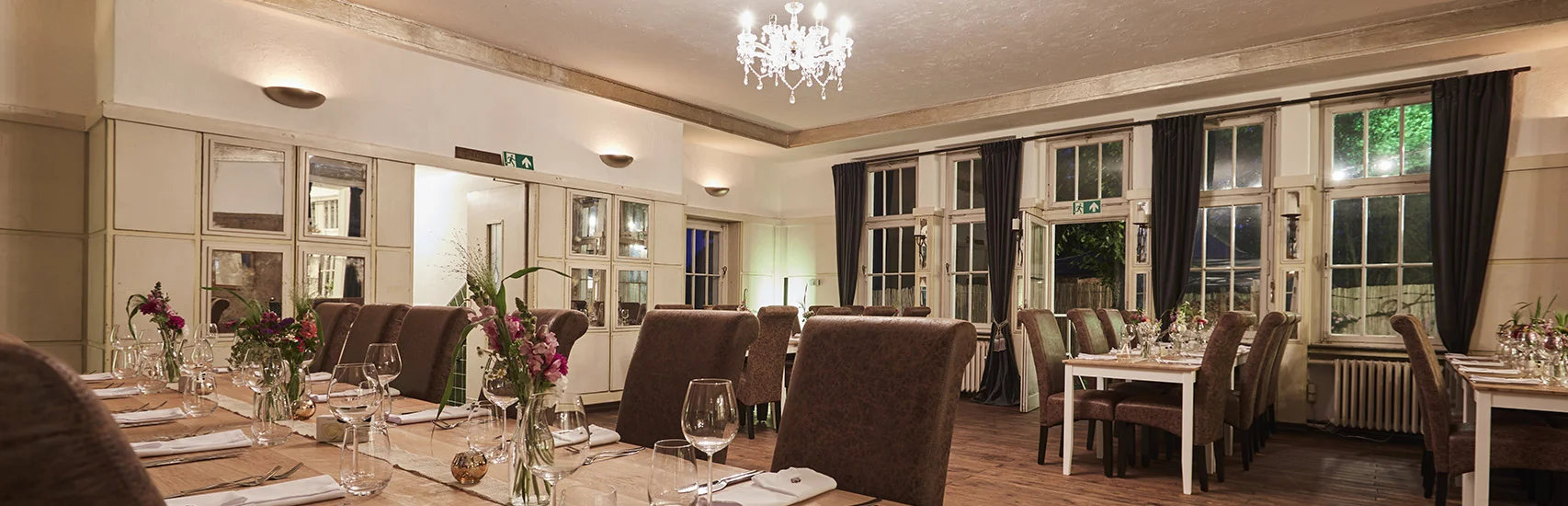 estlich gedeckter Innenraum mit Tischen und Stühlen in der Villa Mediterrane in Bielefeld