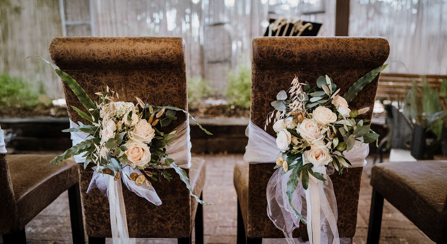 Zwei Stühle mit Blumenschmuck für eine Trauung in der Villa Mediterrane in Bielefeld