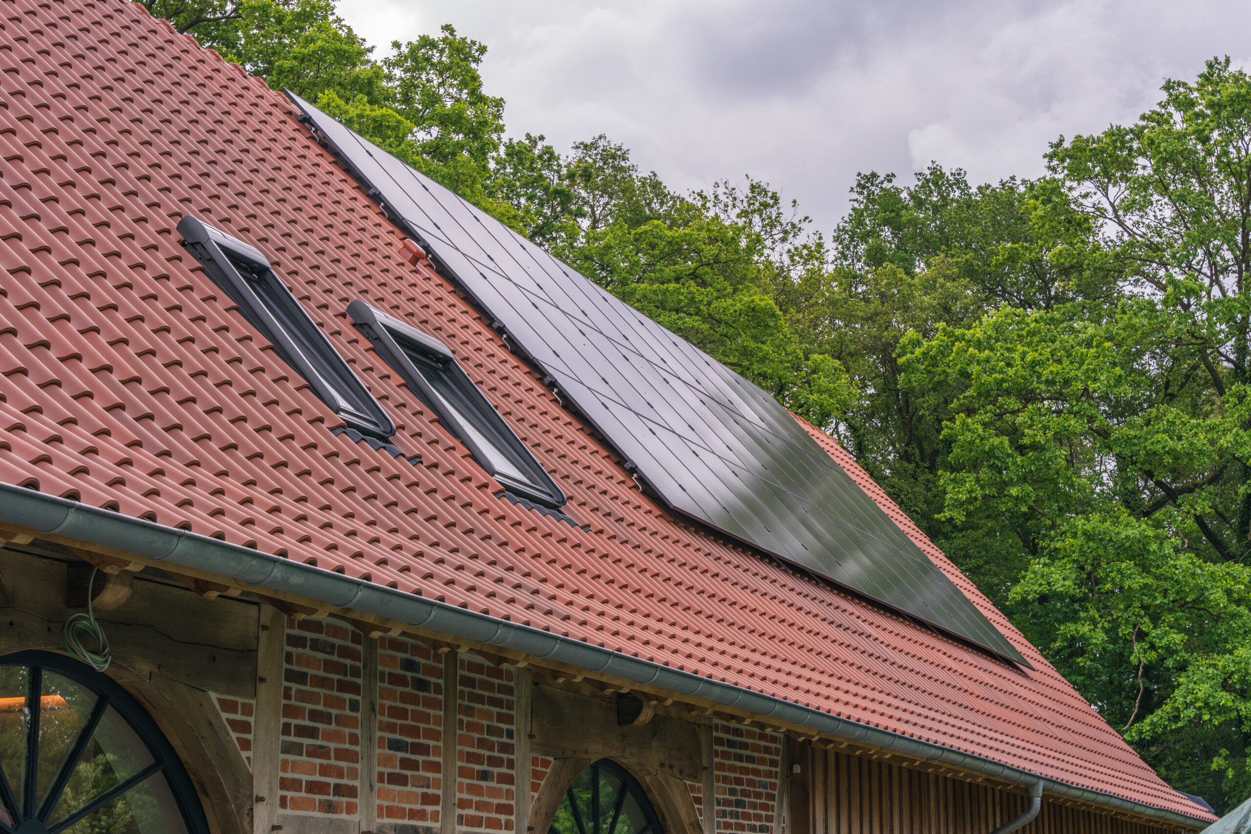 Schwarze Solarmodule auf dem Ziegeldach eines Hauses in der Region Harsewinkel – Photovoltaik-Installation von Elektro Mersmann
