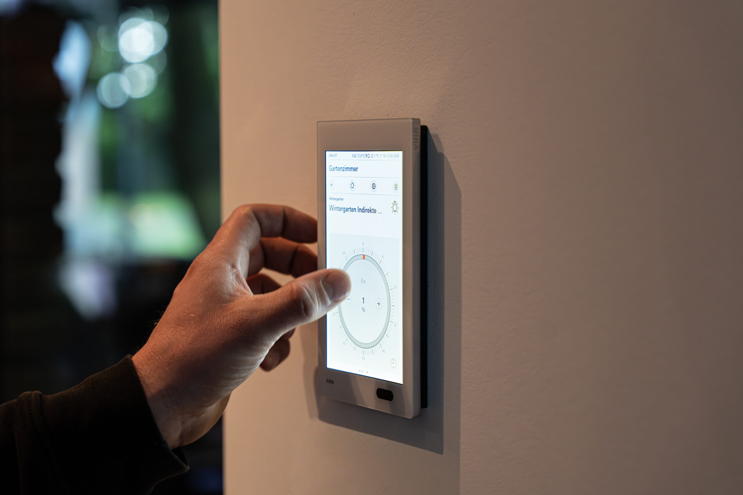 Hand bedient ein KNX Touchpanel zur Smart Home Lichtsteuerung – installiert von Elektro Mersmann aus Harsewinkel