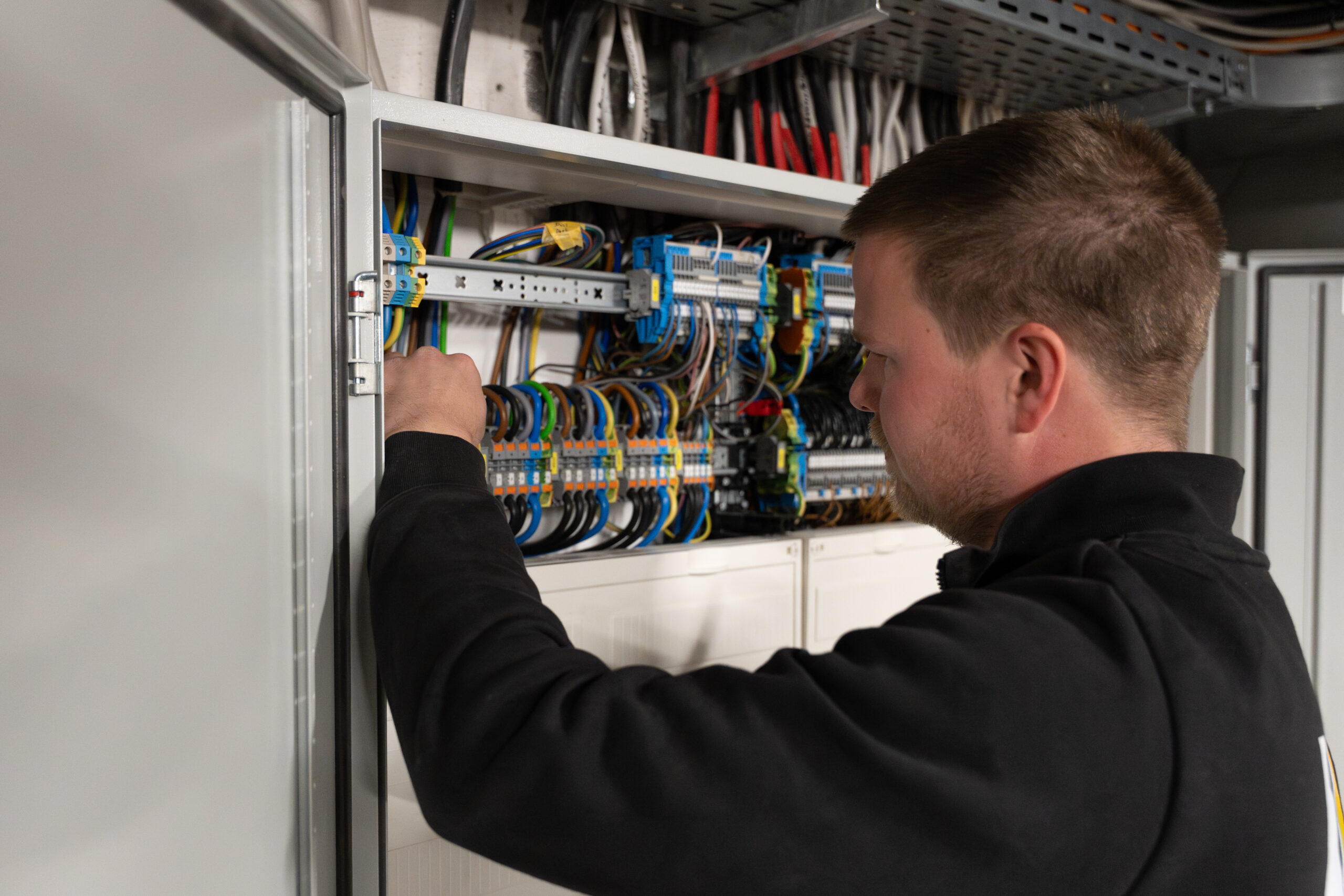 Aaron Mersmann bei der fachgerechten Verdrahtung eines KNX Schaltschranks – Smart Home Elektroinstallation von Elektro Mersmann aus Harsewinkel